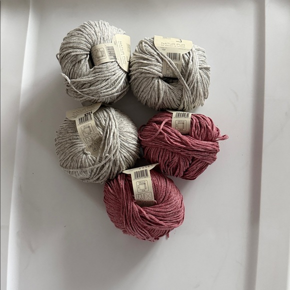 Linea Pura yarn
Solo Lino
Size:approx 115 yds each
Colors gray and rose color - Picture 3 of 4